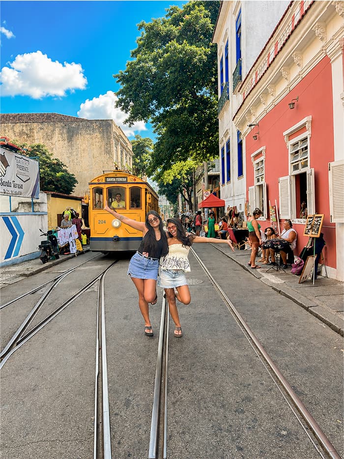duas amigas posam na frente do bonde de Santa Teresa no Rio de Janeiro