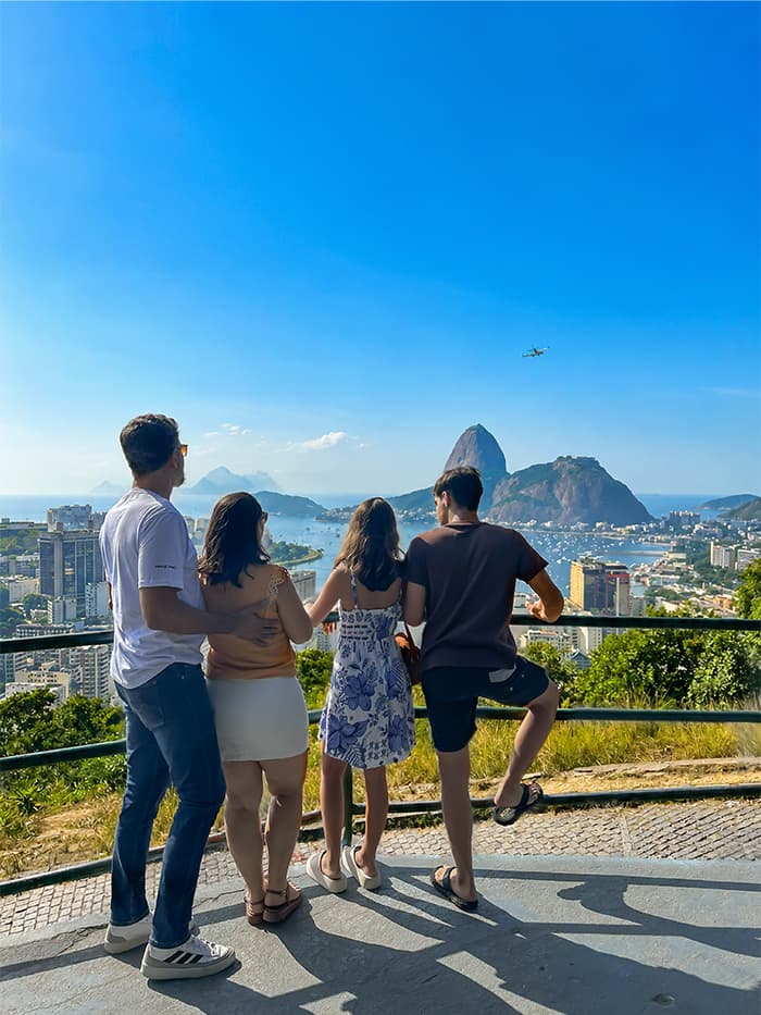 família observando a vista do Pão de Açúcar e da Baía de Guanabara no Rio de Janeiro