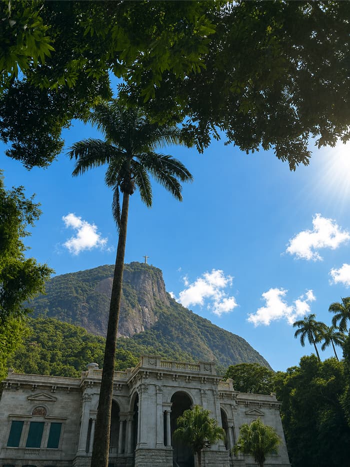 vista do palacete do Parque Laje com o Cristo Redentor ao fundo no Rio de Janeiro